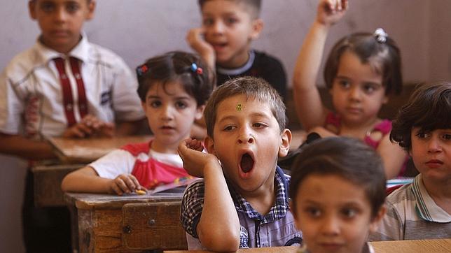 Miles de niños sirios regresan al colegio en plena guerra