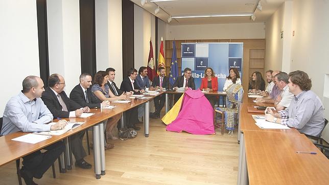 Cospedal: «La Mesa de la Tauromaquia será el contacto entre la Junta y el sector»