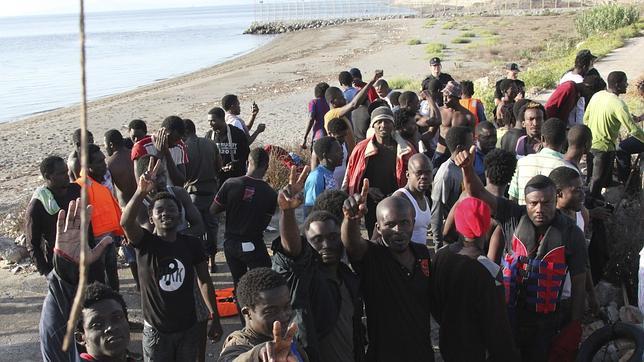 Otros 100 subsaharianos asaltan la frontera de Ceuta
