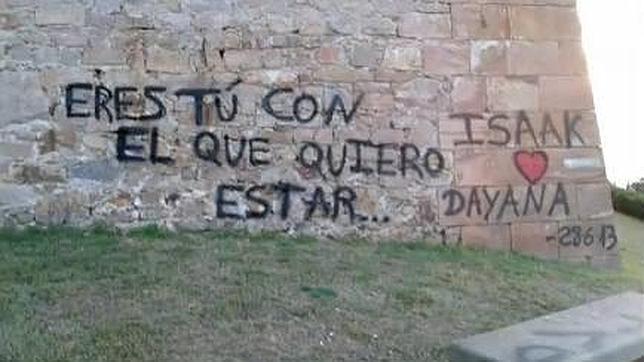 Multa de 2.000 euros a unos jóvenes por unas pintadas en el Castillo de Montjuic
