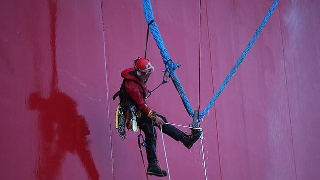 Dos activistas de Greenpeace, arrestados durante una protesta en una plataforma petrolera en el Ártico ruso