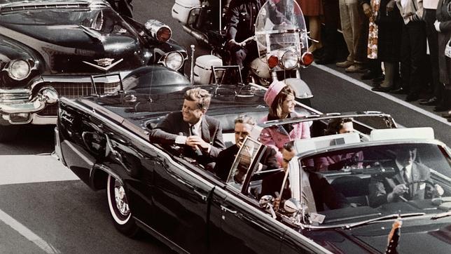 Imagen retrospectiva del presidente de los EE.UU., John F. Kennedy, junto con su mujer Jacqueline Kennedy momentos antes de ser asesinado en Dallas