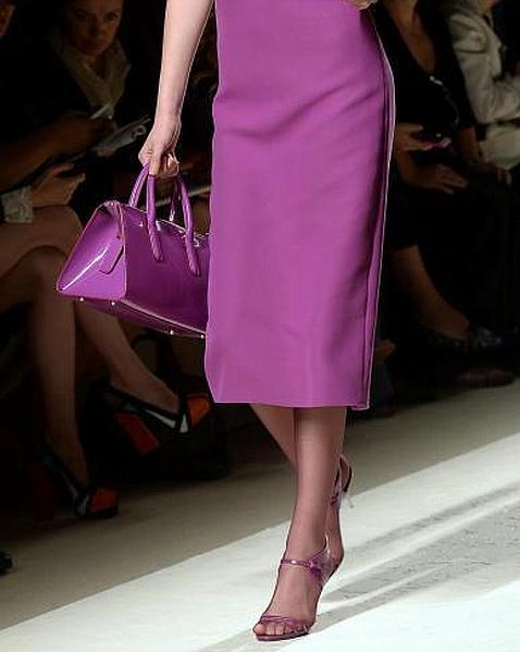 Max Mara propone medias «cristal» con sandalias para el verano