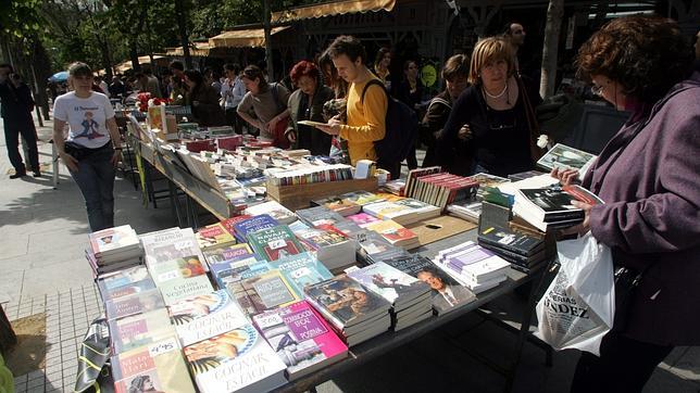 Clientes curiosean en la feria de libros permanente de la Cuesta de Moyano