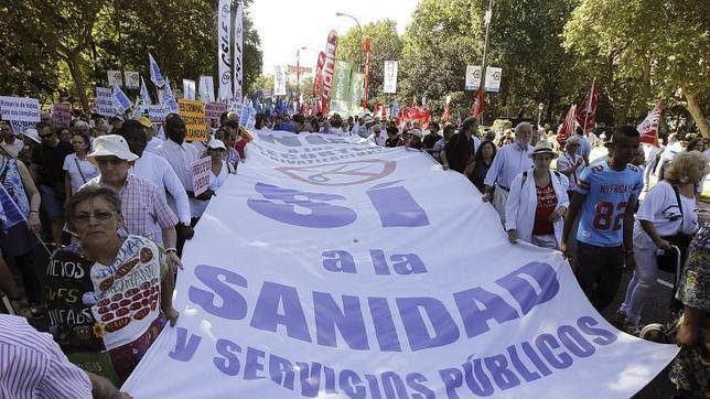 Una marea blanca «festiva» contra la externalización sanitaria