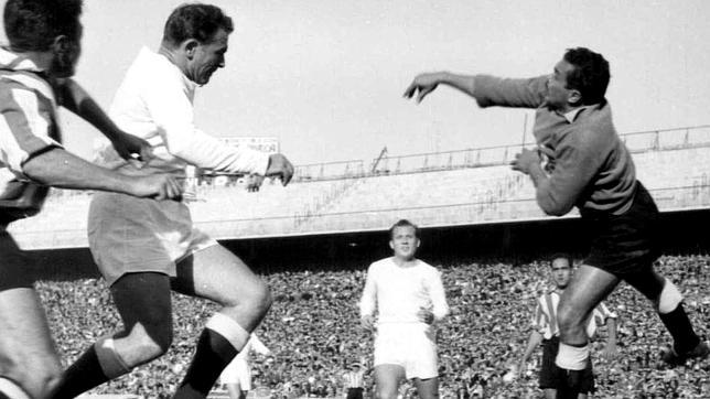 Di Stéfano remata de cabeza en el partido de su debut liguero ante el Racing
