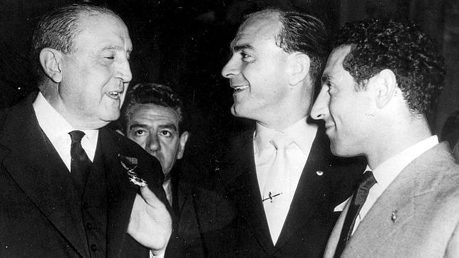 Bernabéu, el histórico presidente del Madrid, charla con Di Stéfano y Gento