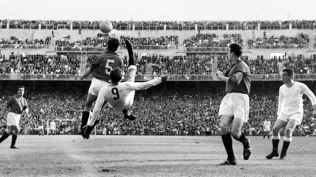 Di Stéfano en un acrobático lance del partido frente al Nancy