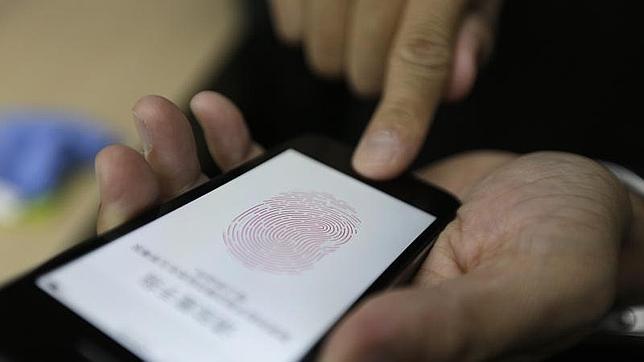Logran «hackear» el sistema de seguridad  Touch ID del iPhone 5S