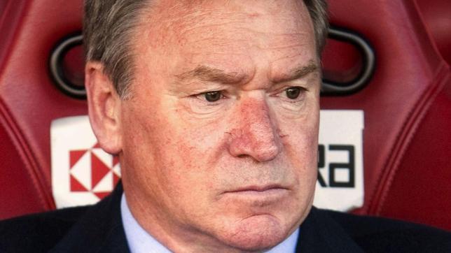 Javier Clemente, cerca del banquillo de Libia