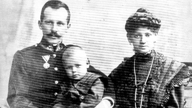 Karol Wojtyla con apenas un año, junto a sus padres. Su madre murió cuando tenía nueve años y su padre en 1941