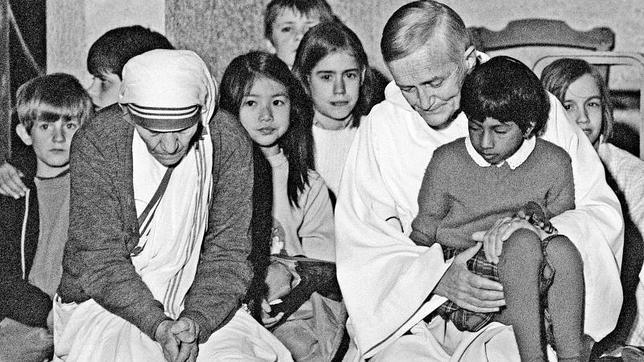 Madre Teresa de Calcuta reza junto al hermano Roger Schultz, fundador de la comunidad ecuménica Taize en 1983
