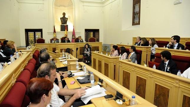 PP y PSOE escenificaron en el Pleno los «dos toledos» irreconciliables