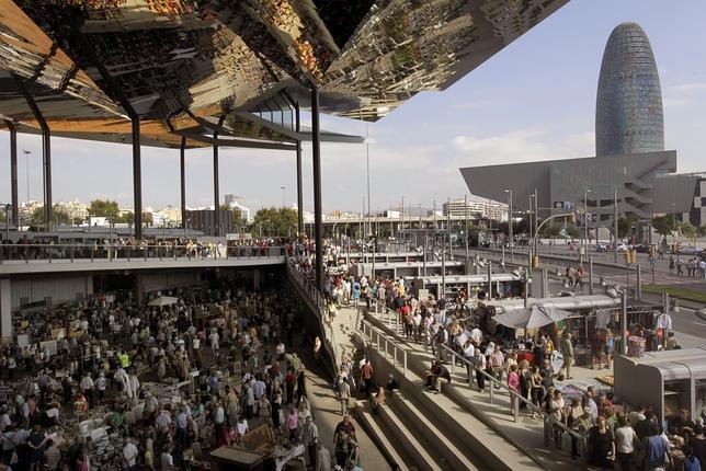 Los Encants abren al público tras el retraso por las goteras