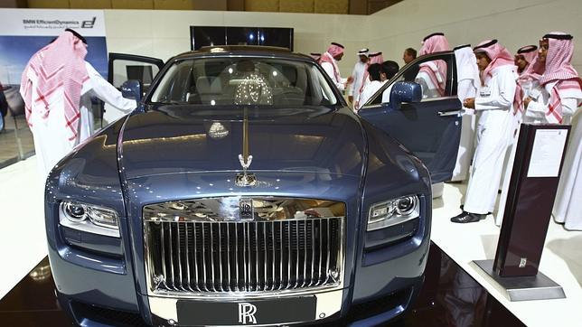 Multas de 1.000 euros en Arabia Saudí a maridos que dejan el coche a su mujer