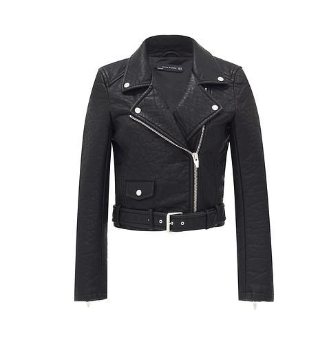 Chaqueta motera negra de la firma Zara