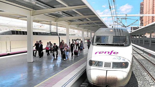 El AVE corta las alas al avión