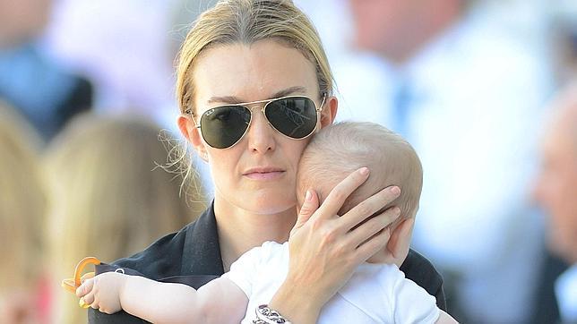 Marta Ortega, muy atenta de su hijo en un campeonato de saltos