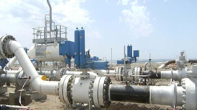 Terminal de recepción del gasoducto en la playa de El Perdigal, en Almería