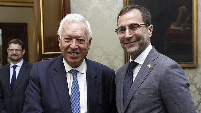 El ministro de Asuntos Exteriores, José Manuel García-Margallo, saluda al embajador de EEUU en España