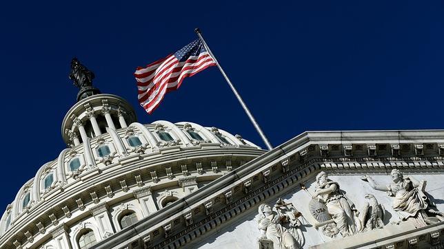 Una bandera estadounidense ondea en la fachada del Capitolio