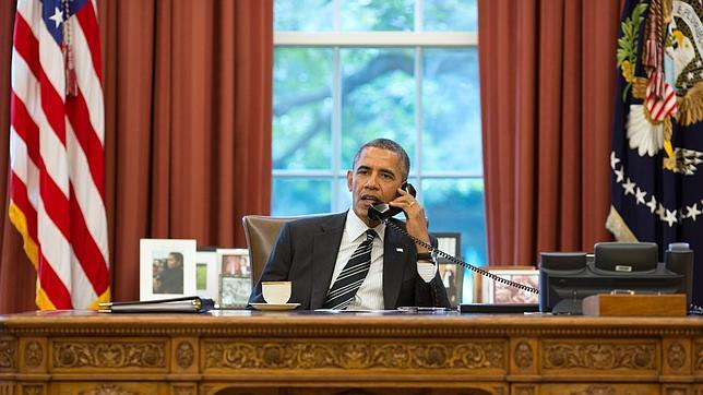 El presidente estadounidense, Barack Obama, habla por teléfono