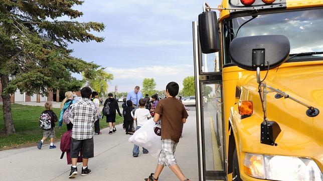 Un grupo de escolares se apea de un autobús en la localidad de Mahnomen, Minnesota