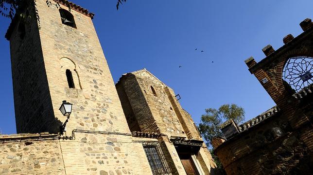 La iglesia de San Lucas está enclavada en un recinto murado que fue un antiguo cementerio