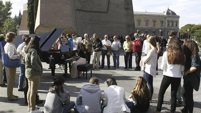 Serrano vibra con la música de siete pianos instalados en la calle