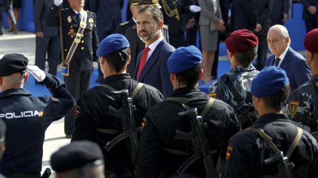 Los Príncipes presiden el día de la Policía entre gritos de «¡Viva la Monarquía!»