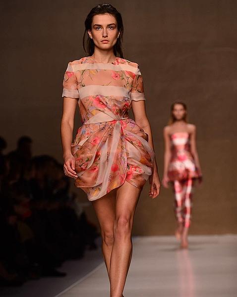 Minivestido con falda jarrón del desfile de Blumarine del otoño-invierno 2013-14