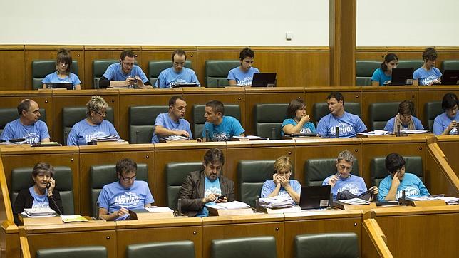 Bildu, enfundado en camisetas de Herrira, grita «¡fascistas!» al PP