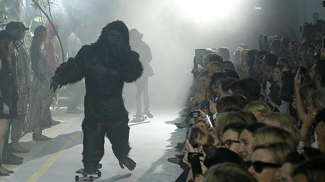 El modelo disfrazado de gorila que se deslizó sobre la pasarela de Moncler en patinete