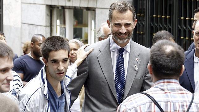 Los Príncipes, por las calles de Madrid en el Día de la Banderita de la Cruz Roja