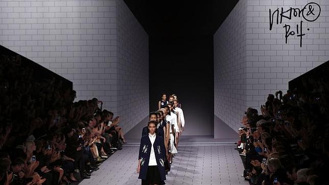 Momento del carrusel final del desfile de Viktor&Rolf en el cual se aprecia la escenografía