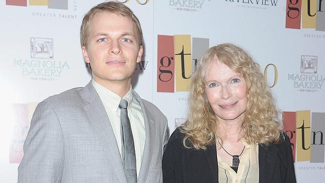 La viuda de Sinatra desmiente a Mia Farrow: «Lo publicado es basura»