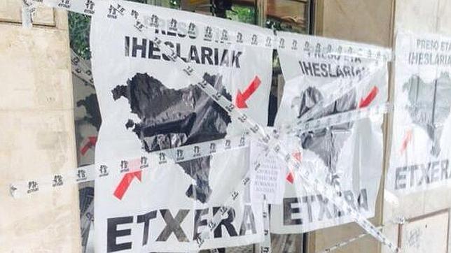 Los jóvenes de Sortu atacan la sede del PP en San Sebastián al grito de «fascistas»