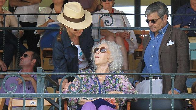 El cariñoso encuentro de Doña Elena y la duquesa de Alba en Sevilla