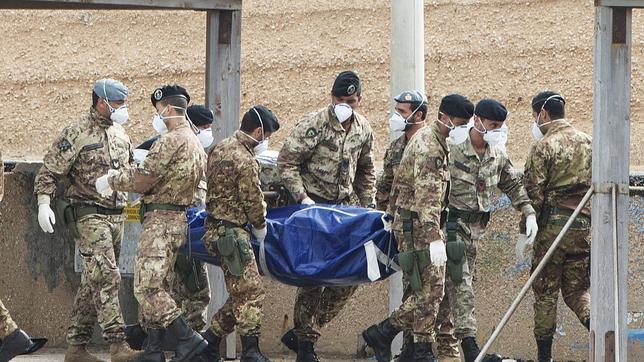 «¿Por qué viven peor en Lampedusa que los animales en las granjas europeas?»