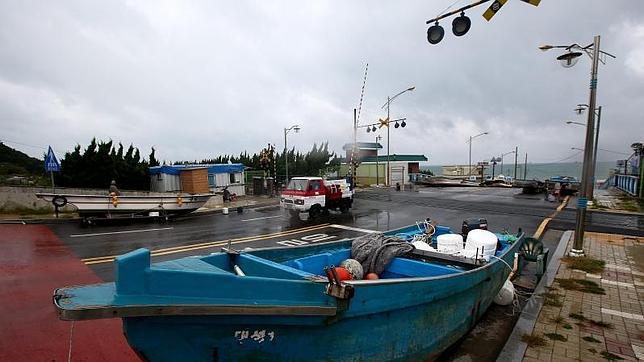 Corea del Sur, Japón y EE.UU. suspenden sus maniobras navales por el tifón «Danas»