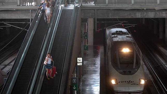 El transporte aéreo interior cae un 16% y sube el de tren de larga distancia un 18% en agosto