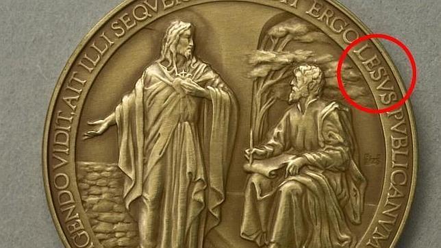 El Vaticano retira la medalla del Pontificado por un error en la «J» de Jesús