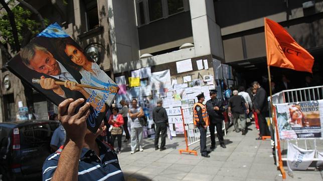 Kirchner ya camina, se alimenta por vía oral y ve películas con su hermana