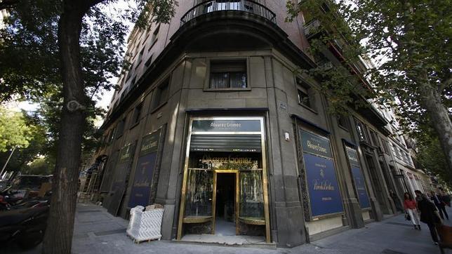 Todavía se puede ver el letrero de Álvarez Gómez a pie de calle