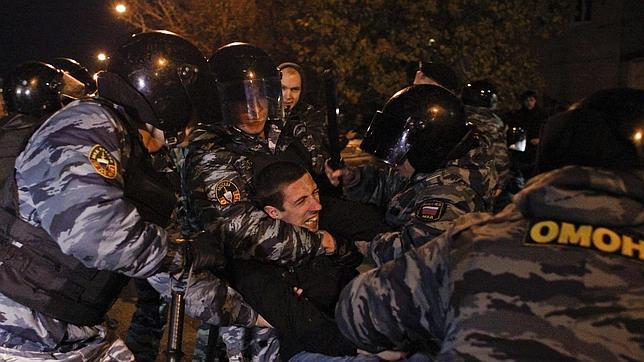 Doscientos detenidos por una protesta violenta contra inmigrantes en Moscú