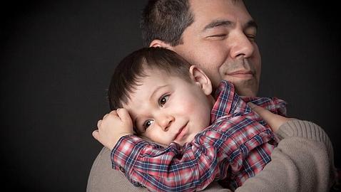Descubre hasta dónde perjudicas a tu hijo si eres un padre protector