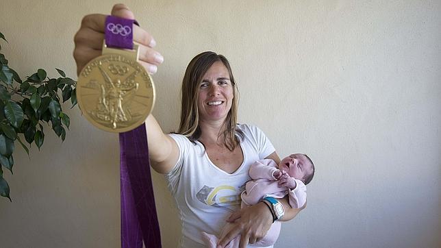 Marina Alabau, que acaba de ser madre, posa con su hija y su oro olímpico