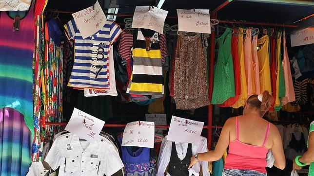 Malestar entre los comerciantes por el veto a vender ropa importada en Cuba