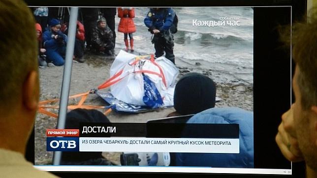 Recuperan de un lago el meteorito gigantesco que cayó en Rusia