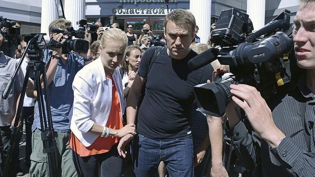 El opositor ruso Alexéi Navalni se libra de la cárcel